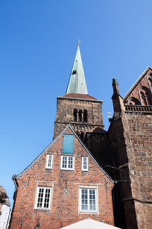 不莱梅Unsere Lieben Frauen Kirche教堂的中世纪建筑和教堂的钟楼